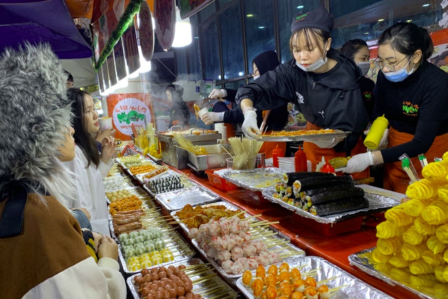 Một quầy thức ăn tại chợ Hoa Lư