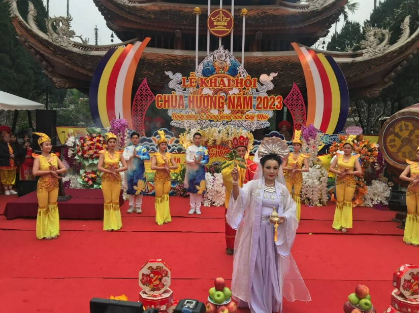 Không khí trang nghiêm tại lễ khai hội Chùa Hương 2023 