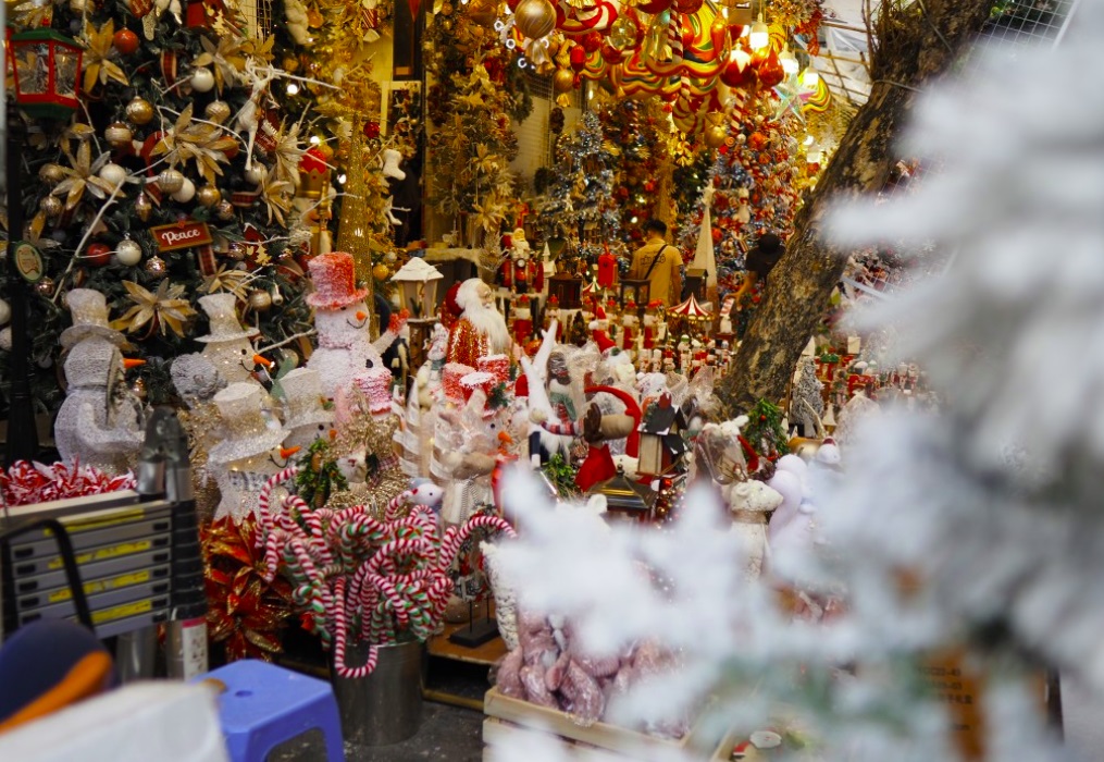 Khu phố cổ rực rỡ với những cây thông Noel, tranh ảnh Giáng sinh