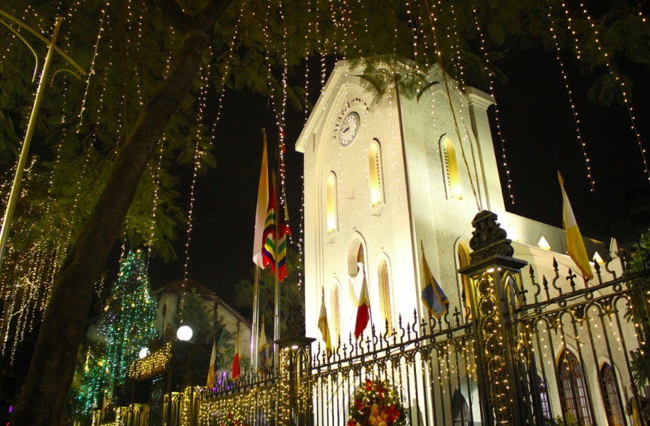 Nhà thờ Hàm Long rực rỡ trong ánh đèn trước thềm lễ Giáng sinh