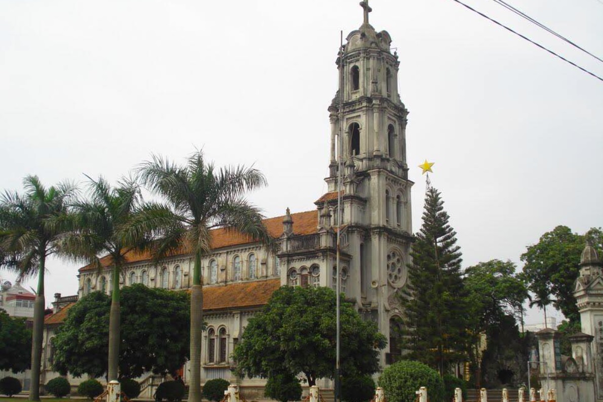 Lối kiến trúc nguy nga, tráng lệ của nhà thờ Phùng Khoang