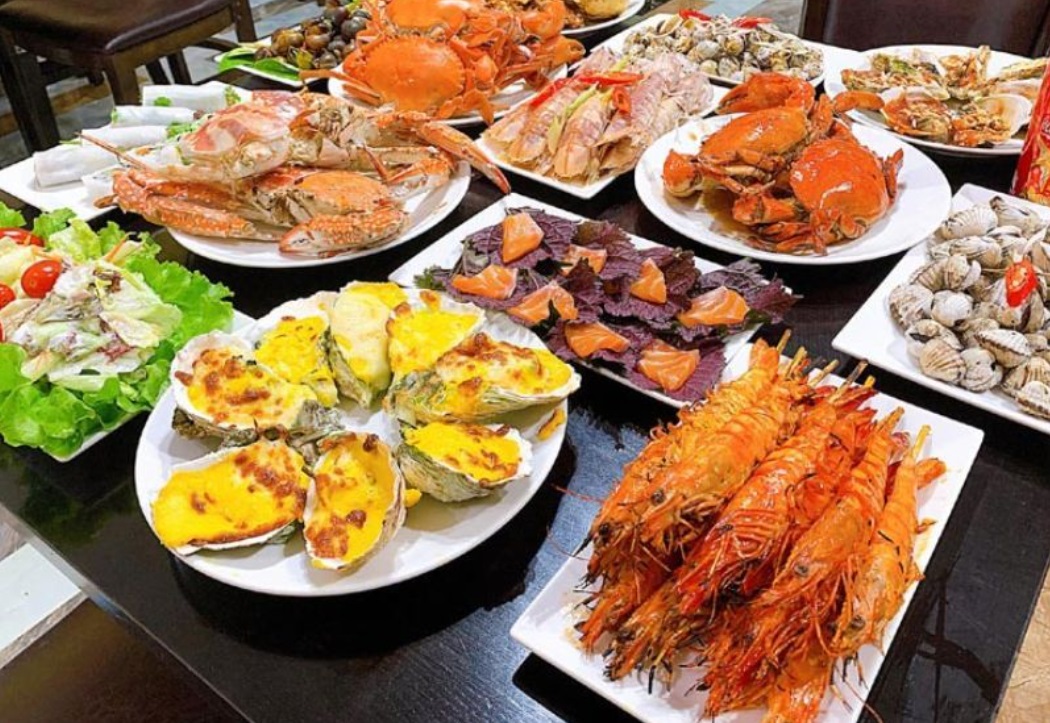 Một bàn tiệc thịnh soạn tại SET Buffet với đủ các loại hải sản 