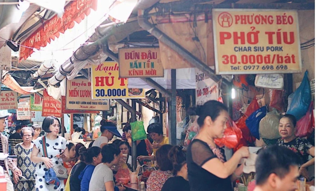 Dãy hàng ăn trải dài tấp nập người tại chợ Đồng Xuân