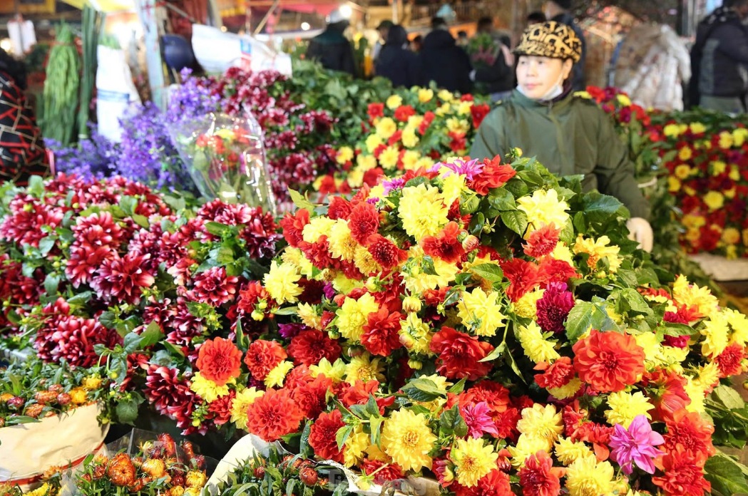 Check in tại làng lụa và chợ hoa nhộn nhịp Vạn Phúc