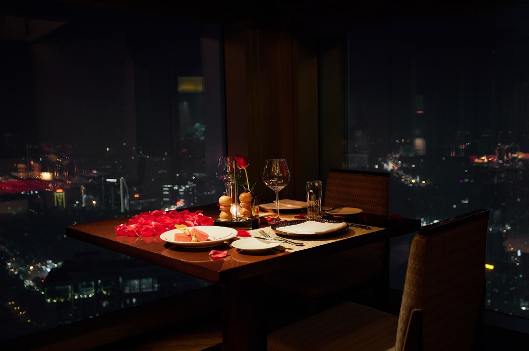 Bữa tối sang trọng với tầm nhìn toàn cảnh thành phố từ trên cao