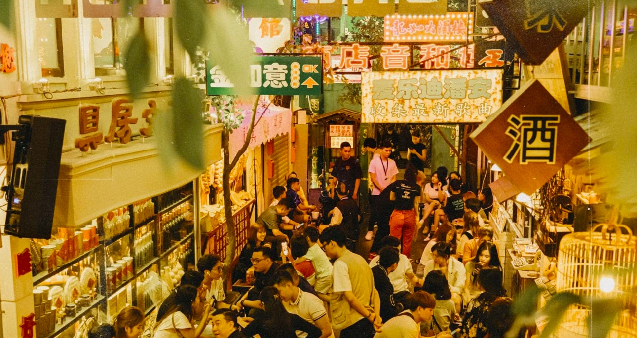 Hẻm bia Lost in Hong Kong được nhiều bạn trẻ tìm đến vào dịp Giáng sinh