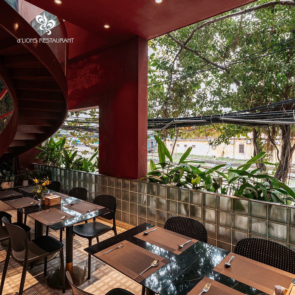 Không gian ấm cúng, tầm nhìn hướng phố phường tấp nập là điểm nhấn của d'LIONS Restaurant