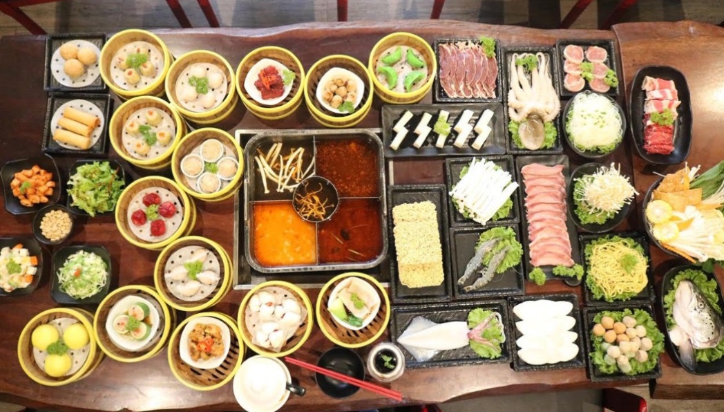 Bàn tiệc lẩu đủ món tại nhà hàng Fenghuang