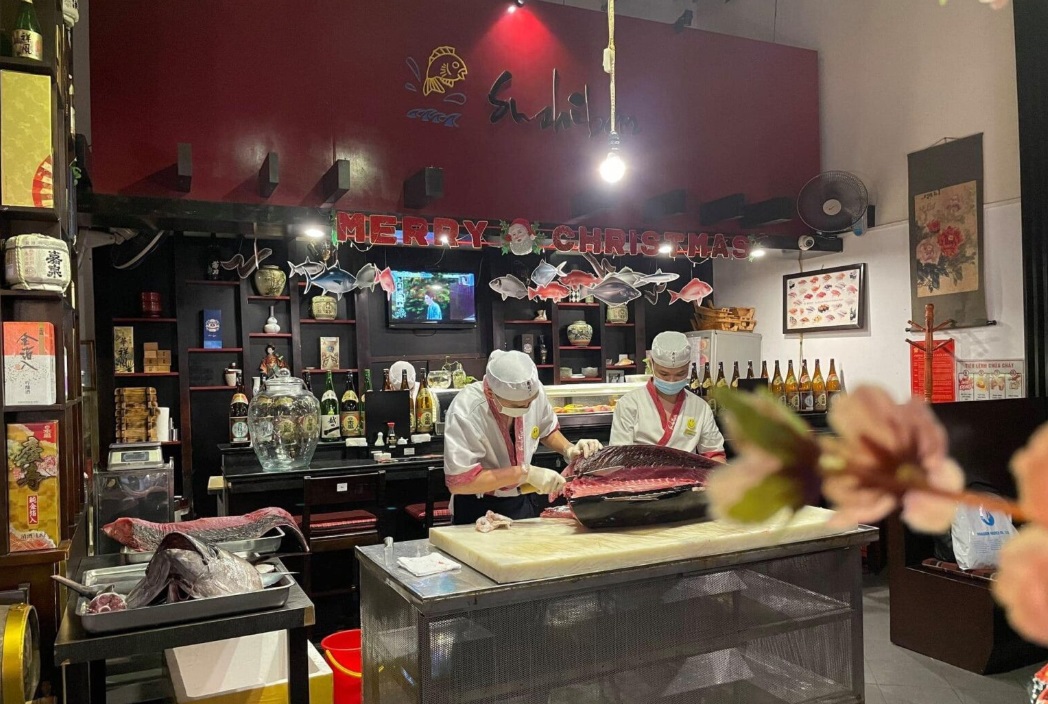 Đến với Sushi Bar, thực sẽ được thưởng thức quá trình chế biến món ăn từ chính các đầu bếp tại khu vực quầy bar 