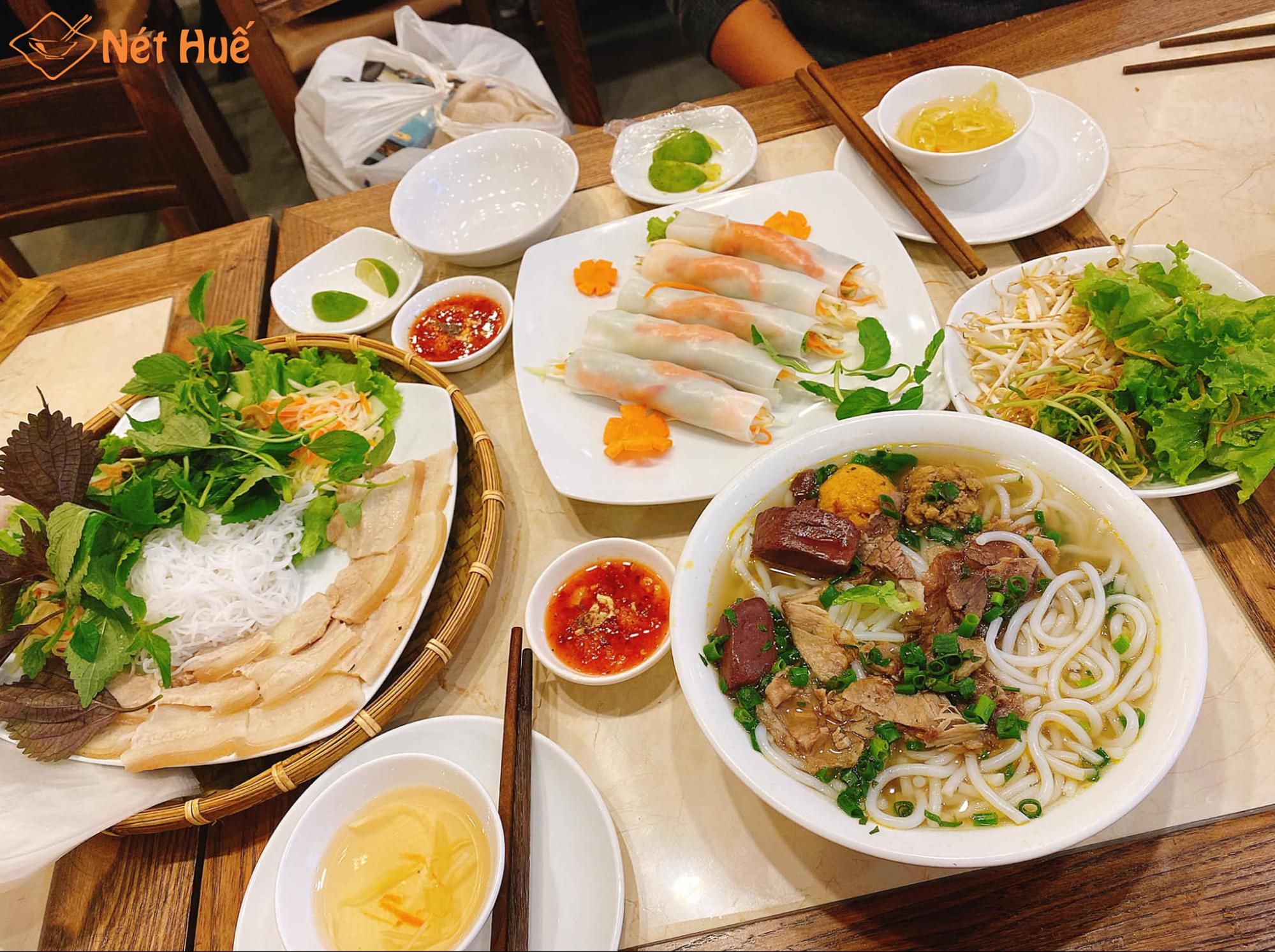 Nhà hàng có thực đơn đa dạng với nhiều món ăn ngon nổi tiếng của vùng đất cố đô 