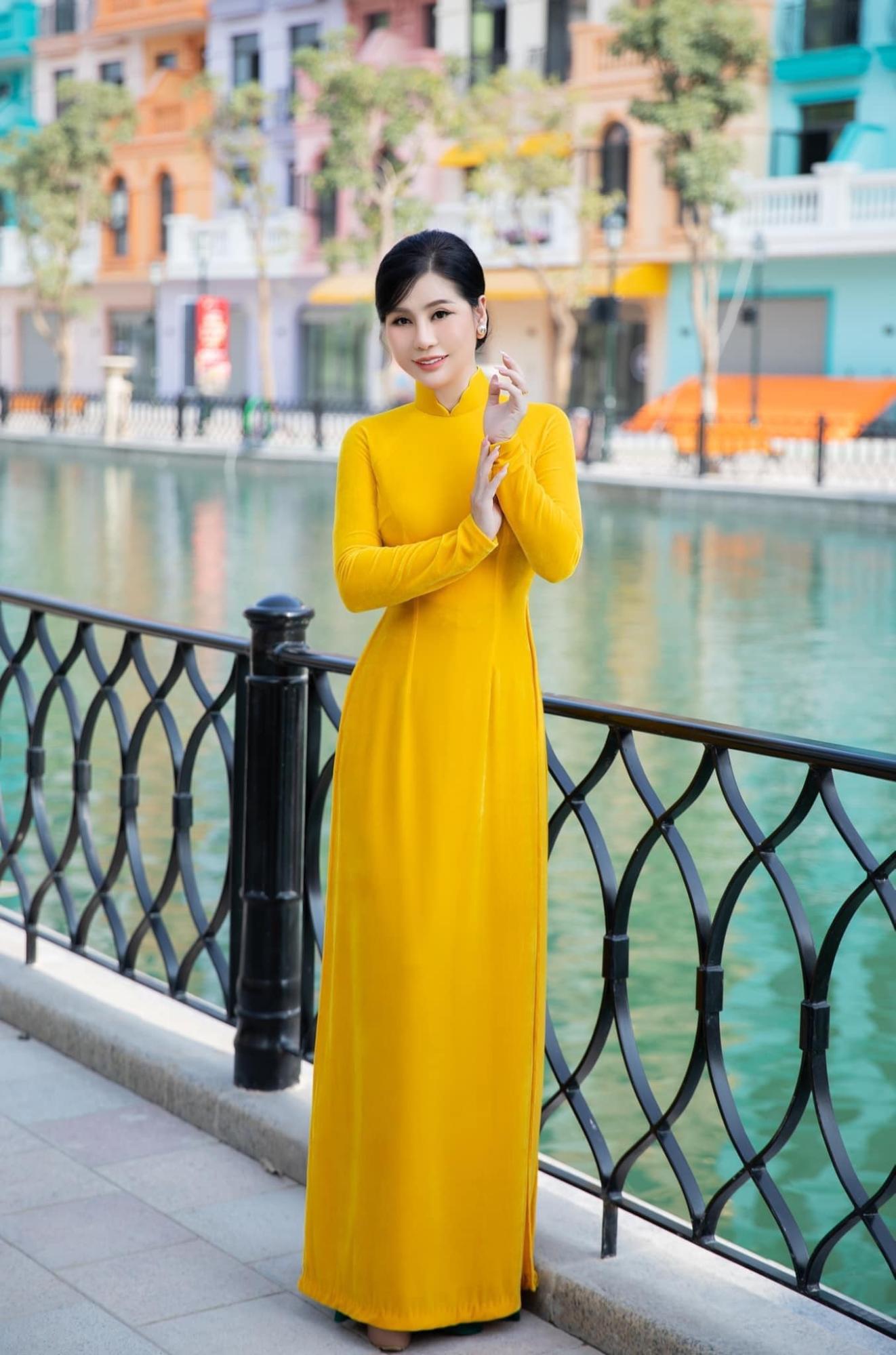 Duyên dáng trong tà áo dài Việt Nam