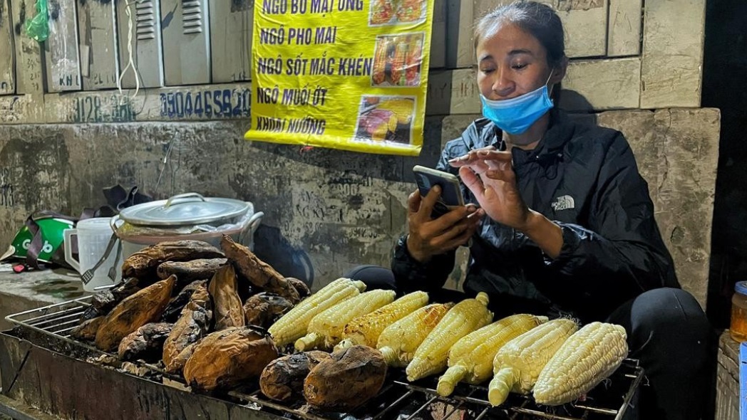 Hàng bắp, khoai nướng vỉa hè quen thuộc tại Hà Nội