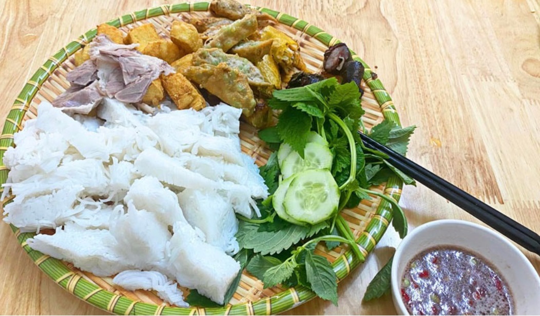 Bún đậu Hàng Khay - Một trong những quán ăn trưa ngon có tiếng ở Hà Nội