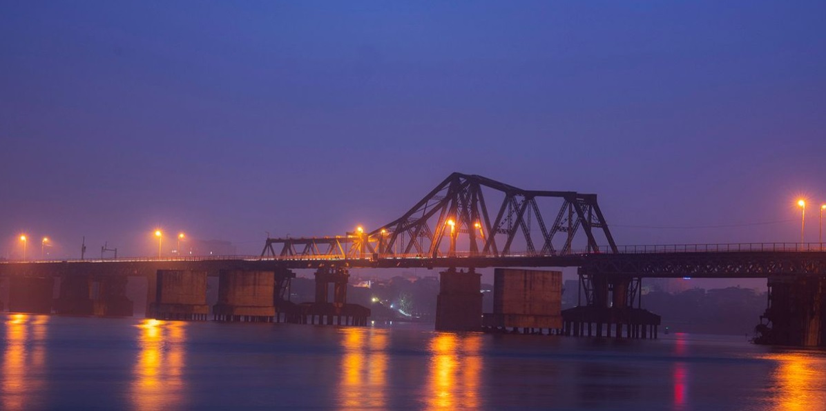 Cầu Long Biên cũng là địa chỉ đi chơi tối ở Hà Nội (Ảnh: Sưu tầm)
