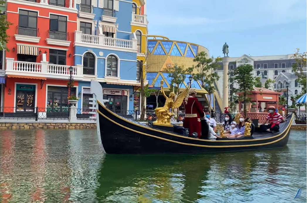 Trải nghiệm du ngoạn trên thuyền Gondola tại “Venice" giữa lòng thủ đô