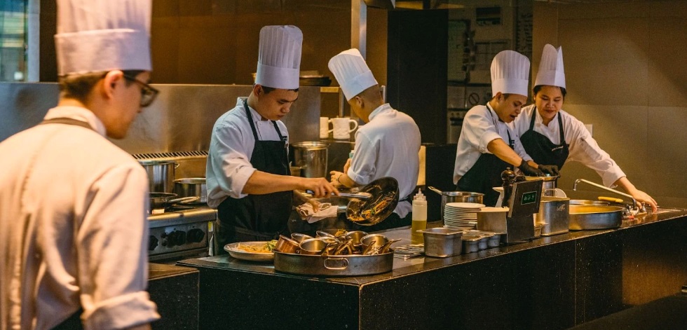 Thực khách có thể chiêm ngưỡng các đầu bếp chế biến món ăn tại khu vực bếp mở