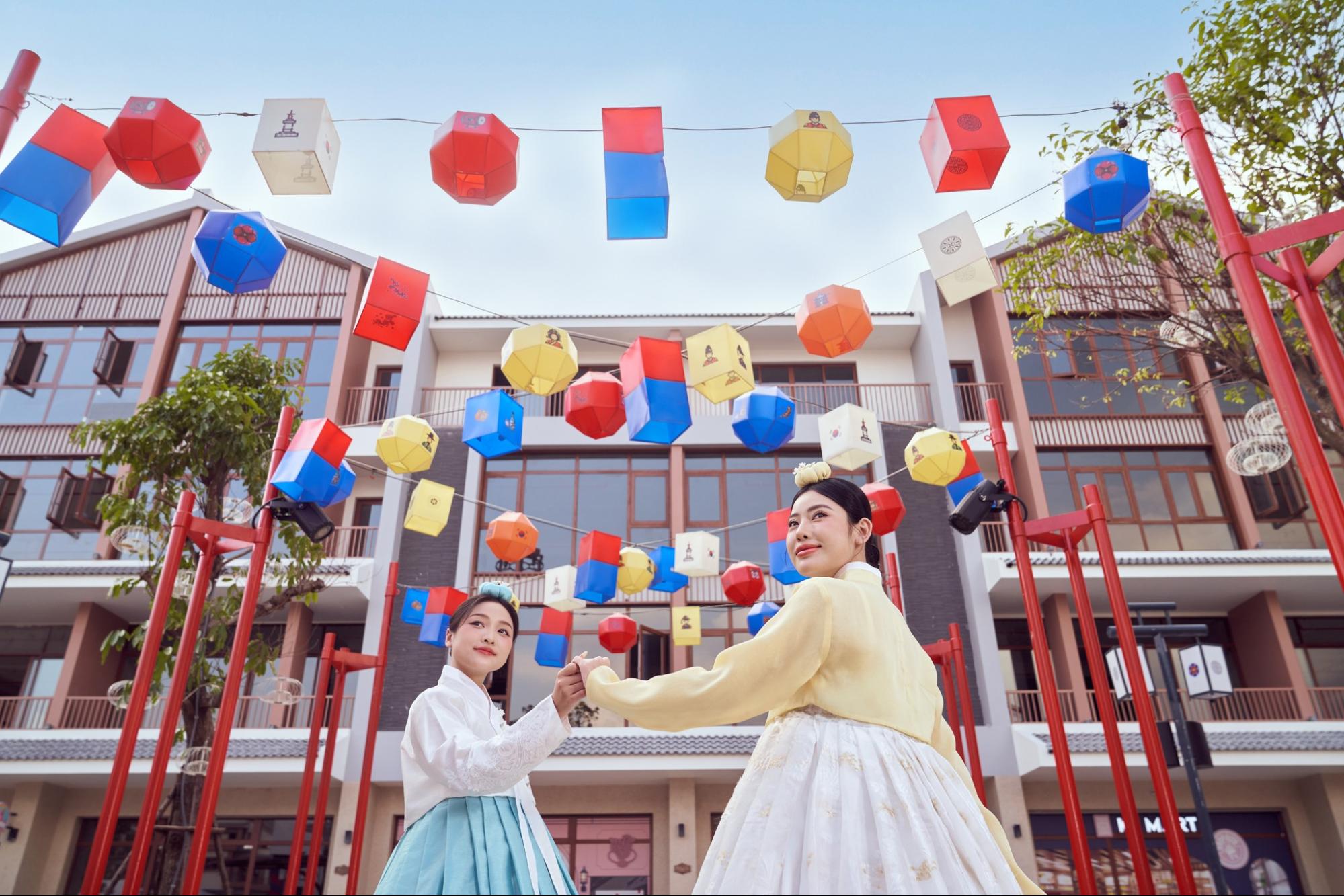 Thử mặc trang phục Hanbok xinh đẹp và chụp ảnh sống ảo tại K-Town