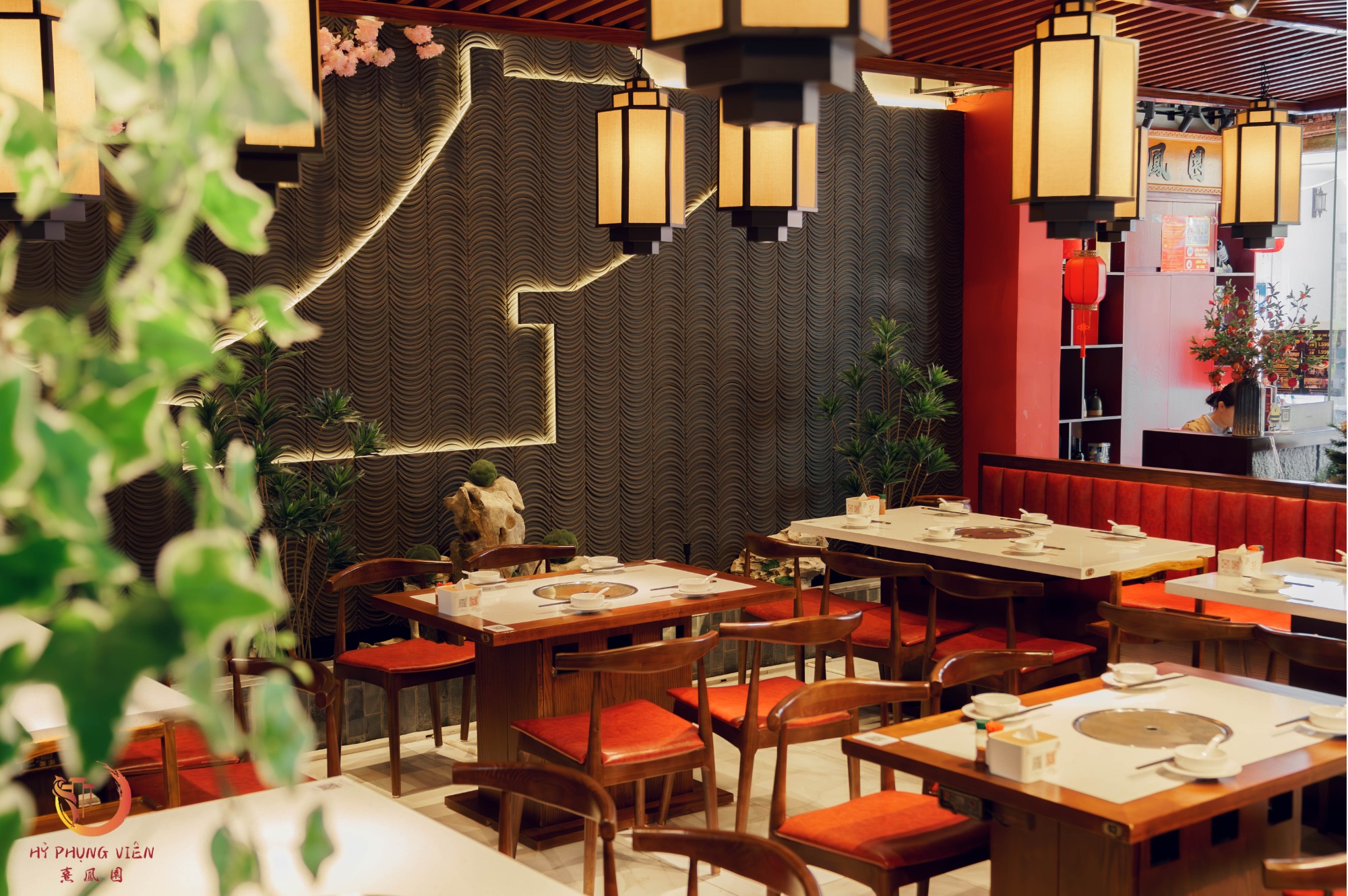 Nhà hàng có thiết kế hiện đại nhưng vẫn giữ được nét đẹp cổ điển của Trung Hoa