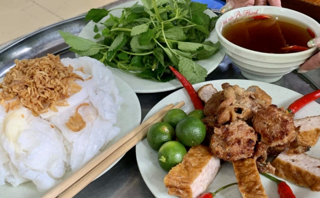Đặc sản của quán là bánh cuốn Thanh Trì, một món ăn nổi tiếng của người Hà Nội