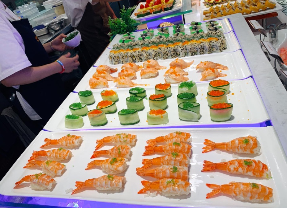 Quầy các món sushi tôm, sashimi cá hồi hấp dẫn của nhà hàng