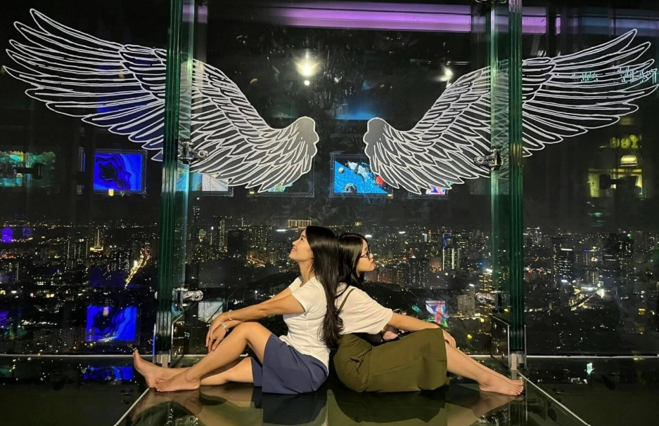 Cảnh đêm của Hà Nội đẹp lung linh khi nhìn từ trên đài quan sát Sky Walk 