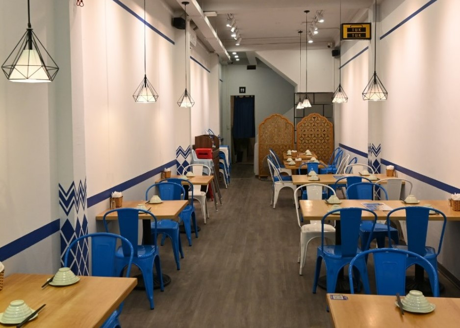 Nhà hàng Mr.Tuk Tuk có thiết kế hiện đại và trẻ trung