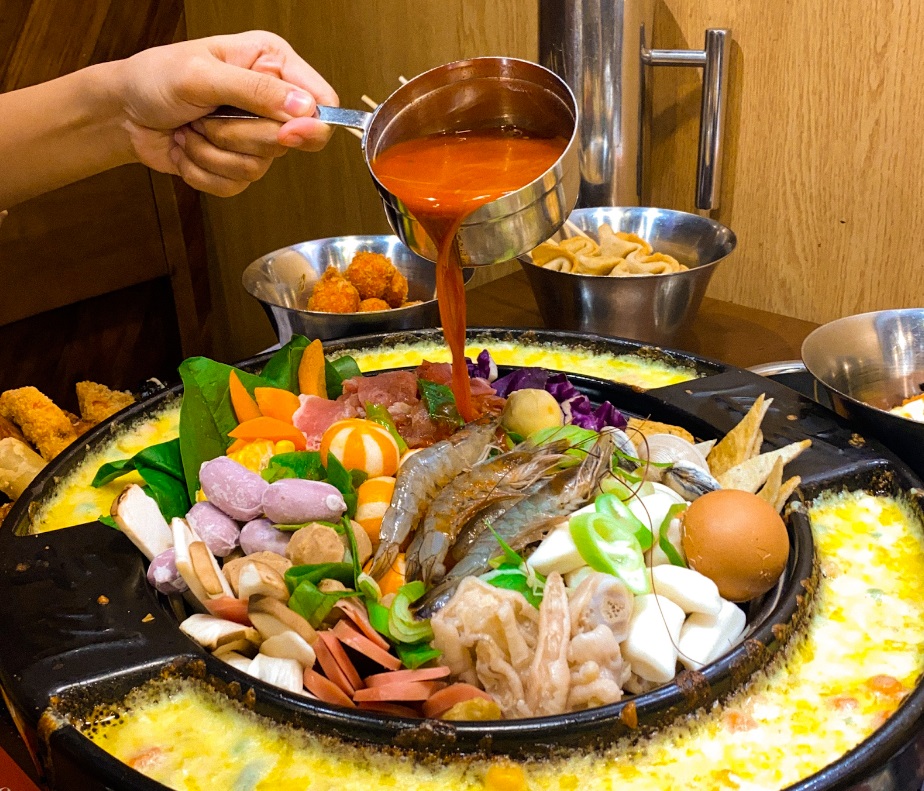 Món lẩu tokbokki tự chọn với đa dạng các loại nguyên liệu tại Dookki