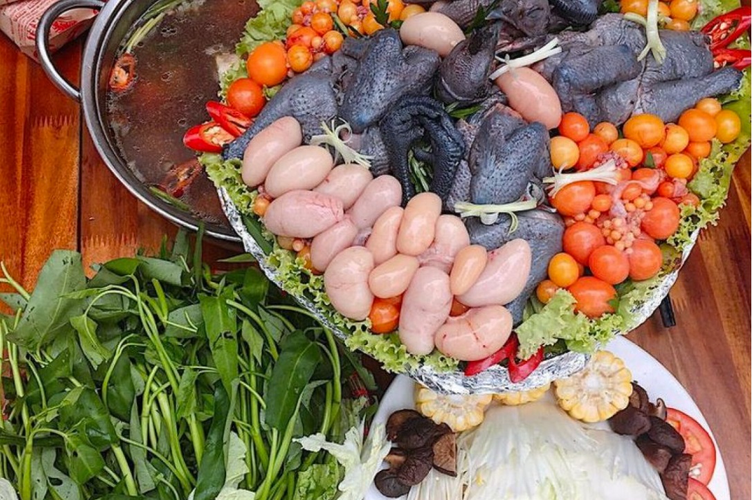 Món lẩu gà đen là đặc sản nổi tiếng của Hà Giang