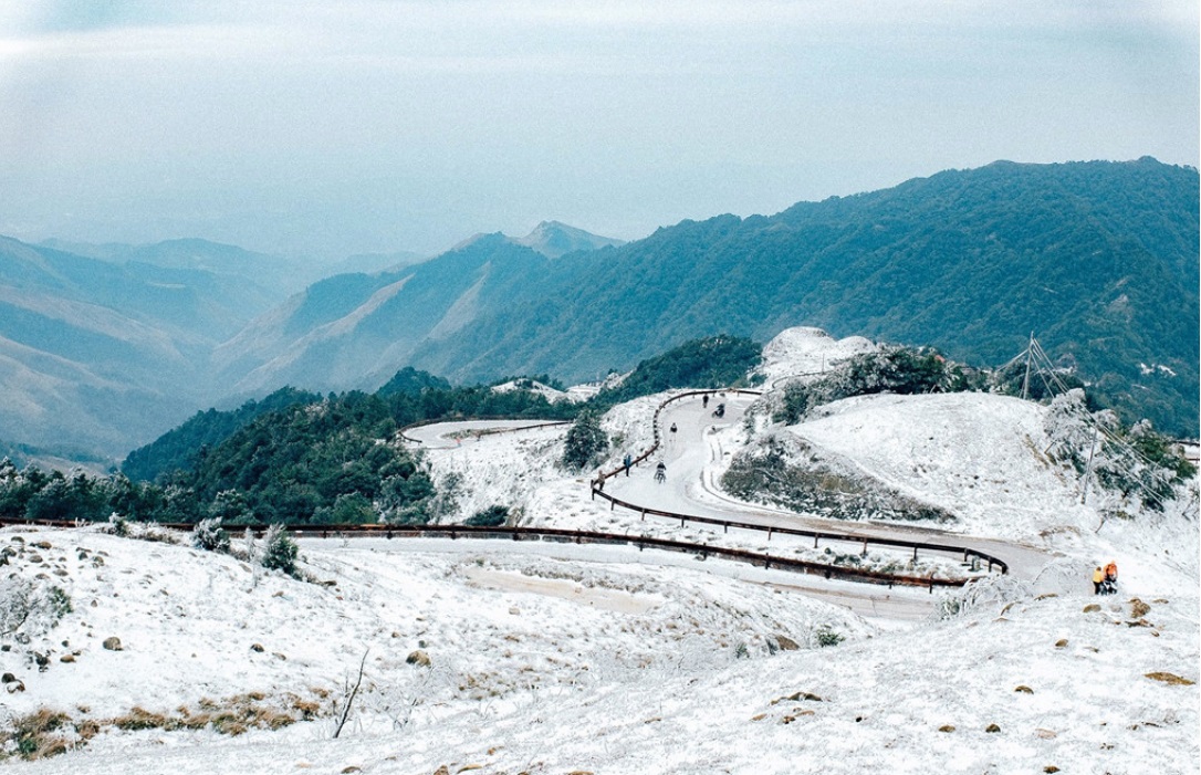 Cảnh sắc tuyết phủ trắng xóa núi  Mẫu Sơn