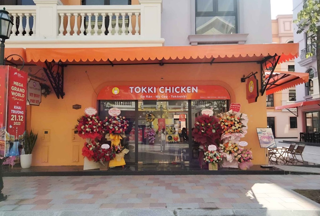 Tokki Chicken tại Grand World có không gian rộng rãi, thoáng mát 