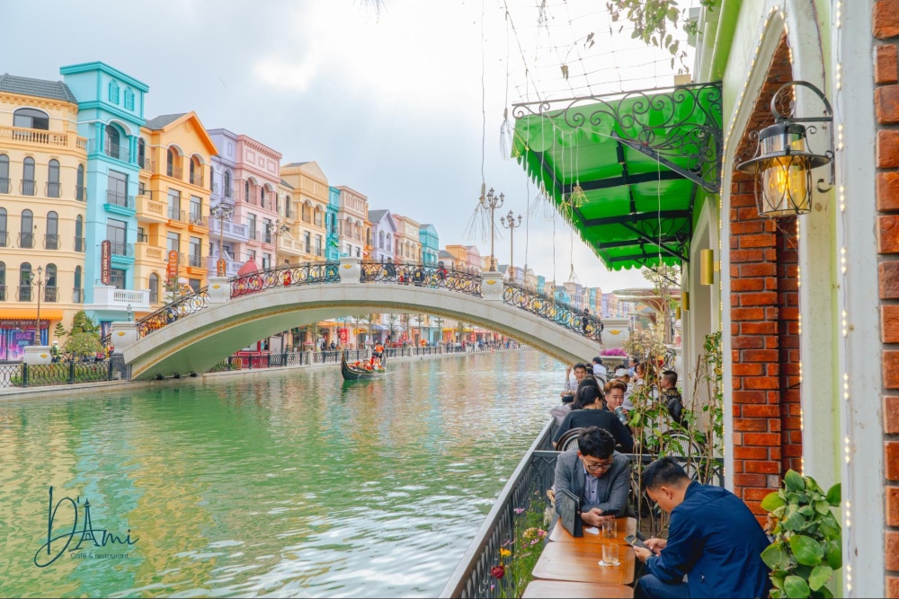 D'ami Cafe & Gastro Bar nằm bên dòng sông Venice của Grand World 