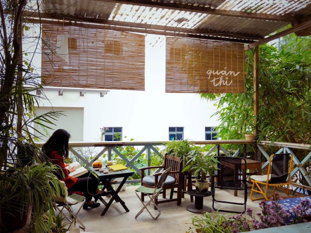 Quán Thi là quán cà phê được nhiều người yêu thích nhờ không gian xanh mát