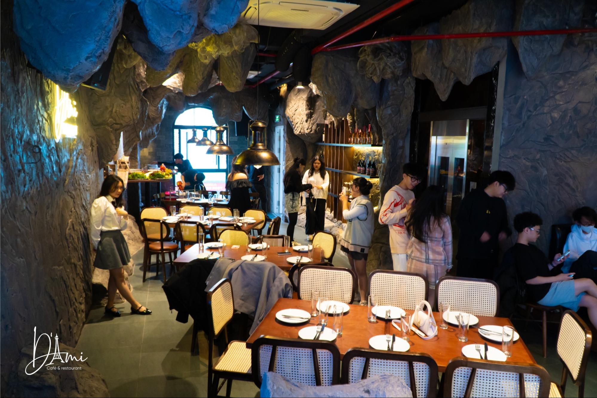 Tầng 2 của D'ami Cafe & Gastro Bar với kiến trúc hang động ma mị và bí ẩn