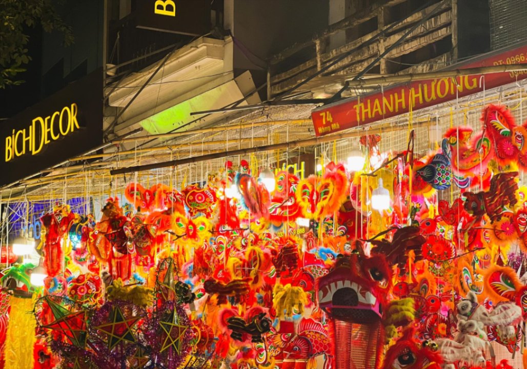 Hàng Mã nổi tiếng với những sản phẩm đèn lồng truyền thống rực rỡ sắc màu