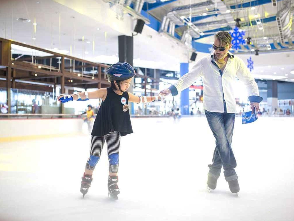 Sân trượt băng Ice Rink tại khu vui chơi Royal City